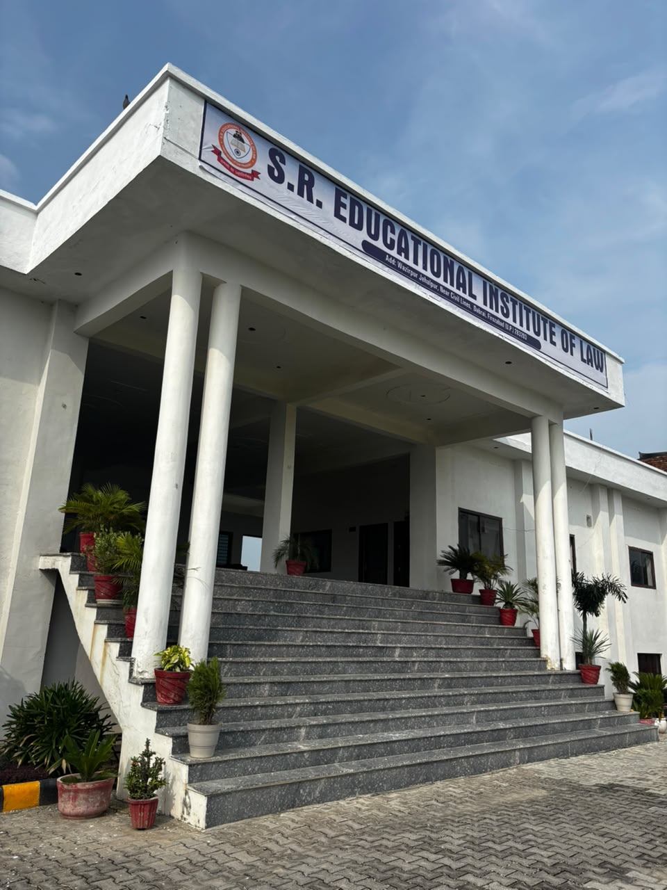 Main entrance of S.R. Educational Institute of Law campus at Wazirpur Jehalpur, Firozabad